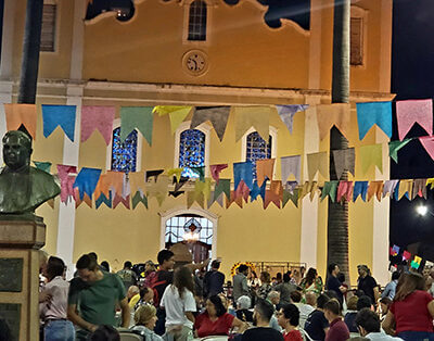 Festa Junina acontece na Praça da Igreja Candelária (Foto: Patrícia Lisboa/Dropes)