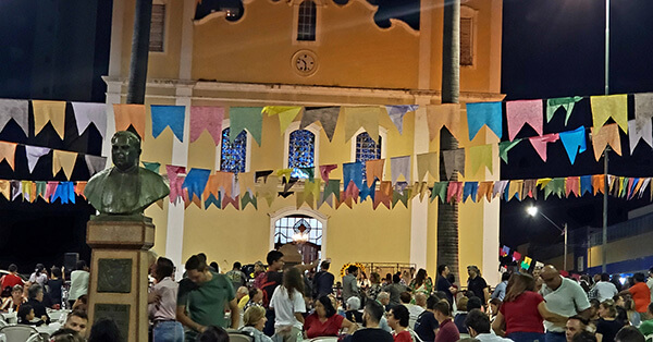 Festa Junina acontece na Praça da Igreja Candelária (Foto: Patrícia Lisboa/Dropes)