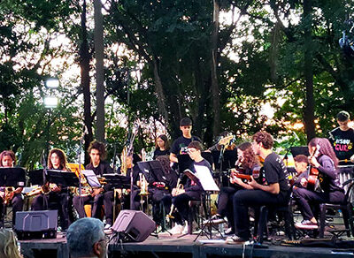 Orquestra Popular do Guri, em apresentação no bosque do Casarão Pau Preto, no dia 22 de junho (Foto: Patrícia Lisboa/Dropes)