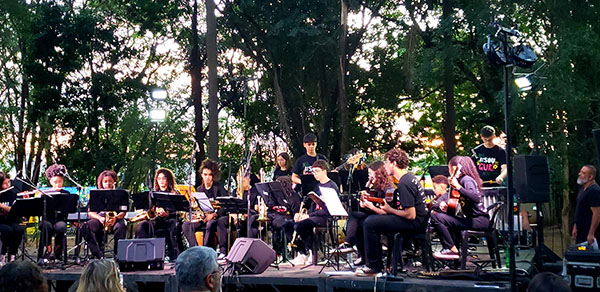 Orquestra Popular do Guri, em apresentação no bosque do Casarão Pau Preto, no dia 22 de junho (Foto: Patrícia Lisboa/Dropes)