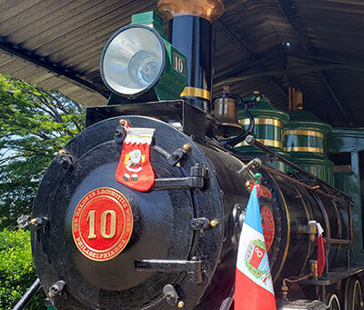 O acionamento da locomotiva a vapor dentro do Museu Ferroviário é uma das atrações do "Trem das Artes" (Foto: Patrícia Lisboa/Dropes)