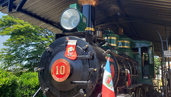 O acionamento da locomotiva a vapor dentro do Museu Ferroviário é uma das atrações do "Trem das Artes" (Foto: Patrícia Lisboa/Dropes)