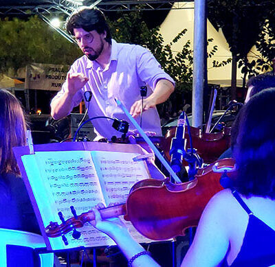 Orquestra Jovem de Indaiatuba é regida pelo maestro Felipe Oliveira (Foto: Patrícia Lisboa/Dropes)