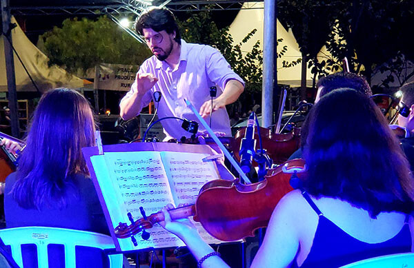 Orquestra Jovem de Indaiatuba é regida pelo maestro Felipe Oliveira (Foto: Patrícia Lisboa/Dropes)