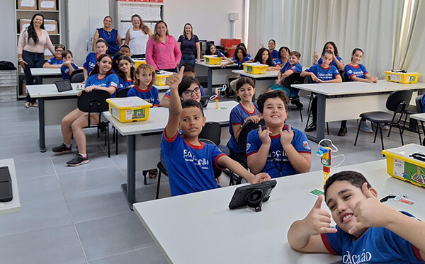 Os alunos utilizaram peças de Lego para montar chuveiros automáticos que economizam água (Foto: Matheus Kleim/PMI)