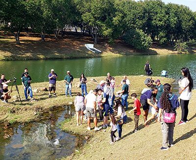 Teve soltura de alevinos no Córrego Barnabé durante a EcoPark no último final de semana (Foto: Patrícia Lisboa/Dropes)