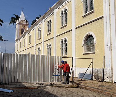 Primeira etapa da restauração da Igreja Candelária foi iniciada nesta segunda-feira, dia 15 de julho (Foto: Patrícia Lisboa/Dropes)