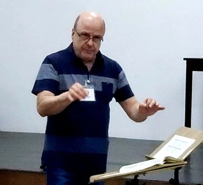 Maestro e doutor em Música, Roberto Tibiriçá, em oficina no EMIn 2024, no Casarão Pau Preto (Foto: Patrícia Lisboa/Dropes)