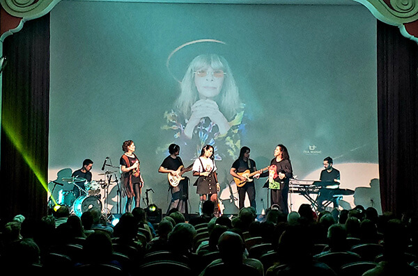 Imagem do Show “Somos Todos Rita Lee”, no Teatro Antônio Vieira, no Mosteiro de Itaici (Foto: Patrícia Lisboa/Dropes)