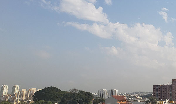 O sol aparece entre muitas nuvens, na manhã desta sexta, em Indaiatuba (Foto: Patrícia Lisboa/Dropes)