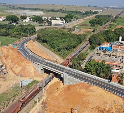 Vista aérea do Viaduto construído na passagem de nível da ferrovia do bairro Pimenta, que está liberado para veículos (Foto: Eliandro Figueira/PMI)