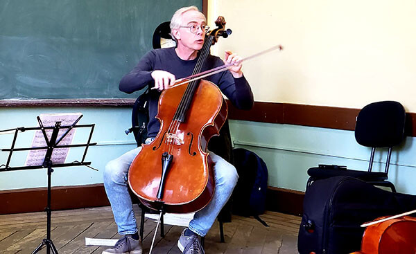 O violoncelista Kim Bak Dinitzen, em oficina, no Centro Cultural Wanderley Peres, em Indaiatuba (Foto: Patrícia Lisboa/Dropes)