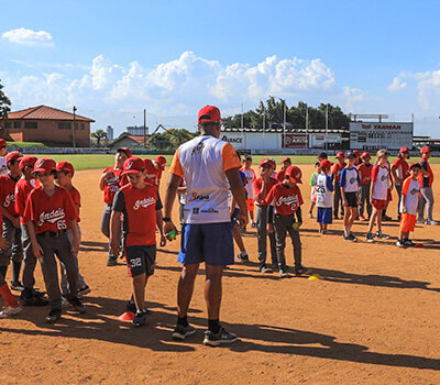 O programa Base de Beisebol oferece aulas gratuitas da modalidade (Foto: Divulgação)