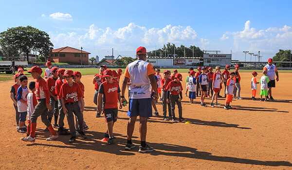 O programa Base de Beisebol oferece aulas gratuitas da modalidade (Foto: Divulgação)