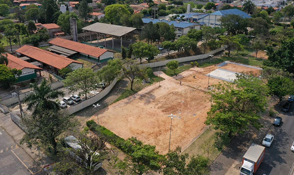 No Parque Residencial Indaiá, a praça está localizada ao lado da Escola Estadual Prof. Carlos Tancler (Foto: Eliandro Figueira/ RIC/PMI)