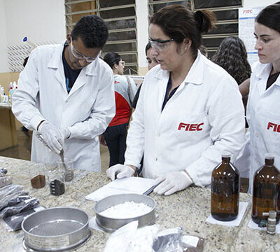 Alunos do Tecnólogo de Processos Químicos em aula (Foto: Juliana Wolf/Fiec)