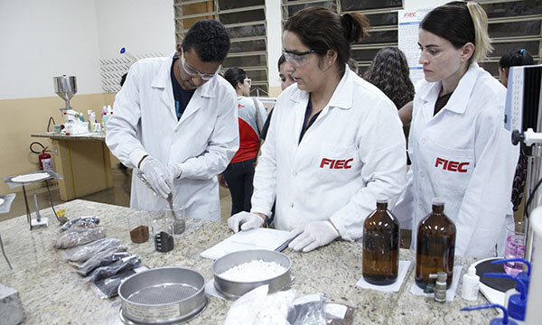 Alunos do Tecnólogo de Processos Químicos em aula (Foto: Juliana Wolf/Fiec)