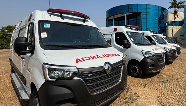 Ambulâncias novas do modelo Renault Masters foram adquiridas pela Prefeitura com recursos próprios (Foto: Eliandro Figueira RIC/PMI)