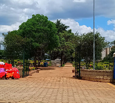 No sábado, o Demutran implantará sentido único de direção do trânsito na Alameda Dr. José Cardeal, no Cemitério Parque dos Indaiás (Foto: Patrícia Lisboa/Dropes)