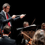 A Orquestra Sinfônica de Indaiatuba, sob regência do maestro Paulo de Paula (Foto: Felipe Gomes/AMOJI)