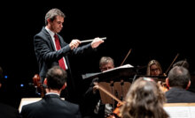 A Orquestra Sinfônica de Indaiatuba, sob regência do maestro Paulo de Paula (Foto: Felipe Gomes/AMOJI)