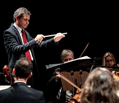 A Orquestra Sinfônica de Indaiatuba, sob regência do maestro Paulo de Paula (Foto: Felipe Gomes/AMOJI)