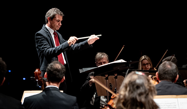 A Orquestra Sinfônica de Indaiatuba, sob regência do maestro Paulo de Paula (Foto: Felipe Gomes/AMOJI)