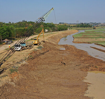 A retirada dos sedimentos é feita por máquinas, tratores e caminhões, na barragem do Rio Capivari-Mirim (Foto: Eliandro Figueira/PMI)