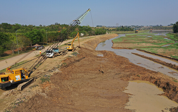 A retirada dos sedimentos é feita por máquinas, tratores e caminhões, na barragem do Rio Capivari-Mirim (Foto: Eliandro Figueira/PMI)