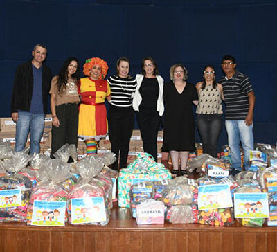 Equipe do Funssol faz a entrega dos doces arrecadados na campanha para o Dia das Crianças (Foto: Eliandro Figueira/PMI)