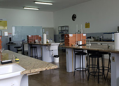 Um dos laboratórios da Fiec (Foto: Patrícia Lisboa/Dropes)