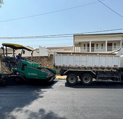 Rua Armando de Castro Alves recebe recapeamento em um trecho de 486 metros lineares (Foto: RIC/PMI)