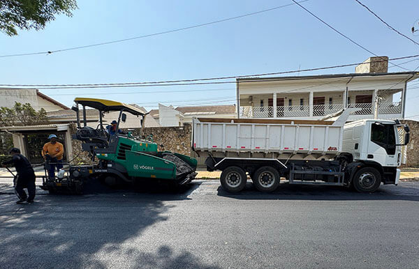 Rua Armando de Castro Alves recebe recapeamento em um trecho de 486 metros lineares (Foto: RIC/PMI)