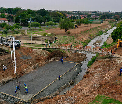 Secretaria de Obras e Vias Públicas trabalha na base da travessia de aduelas que será implantada no local (Foto: Eliandro Figueira RIC/PMI)