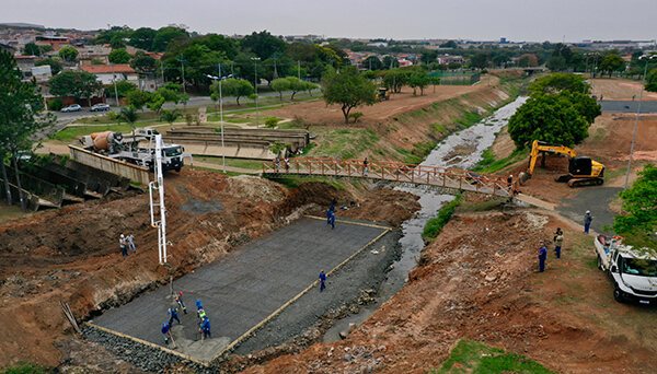 Secretaria de Obras e Vias Públicas trabalha na base da travessia de aduelas que será implantada no local (Foto: Eliandro Figueira RIC/PMI)