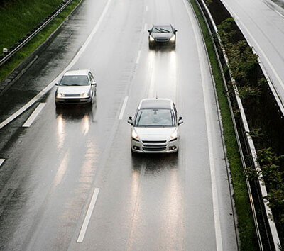 Motoristas devem redobrar a atenção nas estradas em dias de chuva (Foto: Divulgação/Via Colinas)