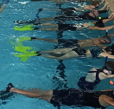 Aulas de mergulho acontecem na piscila semiolímpica do Centro Esportivo do Trabalhador (Foto: Divulgação/PMI)