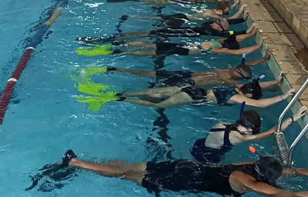 Aulas de mergulho acontecem na piscila semiolímpica do Centro Esportivo do Trabalhador (Foto: Divulgação/PMI)