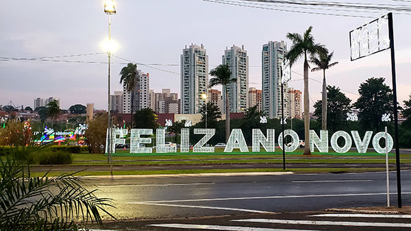 Decoração de fim de ano, no Parque Ecológico, em Indaiatuba (Foto: Patrícia Lisboa/Dropes)