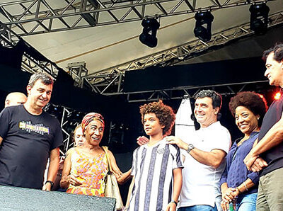 A irmã de Pelé, Maria Lúcia do Nascimento, e a filha dela, Danielle, na cerimônia de inauguração do Centro Esportivo ao lado de políticos locais (Foto: Patrícia Lisboa/Dropes)