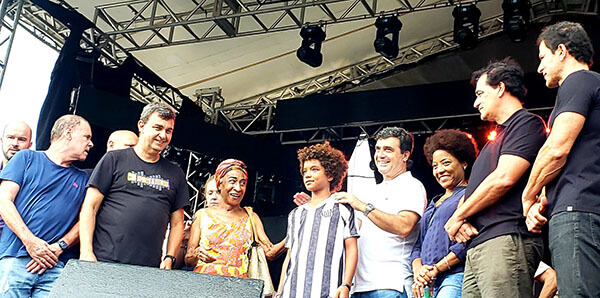 A irmã de Pelé, Maria Lúcia do Nascimento, e a filha dela, Danielle, na cerimônia de inauguração do Centro Esportivo ao lado de políticos locais (Foto: Patrícia Lisboa/Dropes)