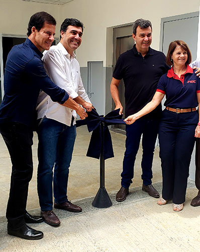 O deputado Rogério Nogueira, o prefeito eleito Custódio Tavares, o prefeito Nilson Gaspar e a superintendente da Fiec, Rita Trasferetti, na inauguração do novo prédio hoje cedo (Foto: Patrícia Lisboa/Dropes)