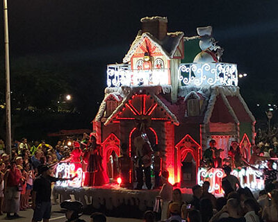 Parada de Natal acontece na avenida do Parque Ecológico, na altura do Barco (Foto: Patrícia Lisboa/Arquivo/Dropes)