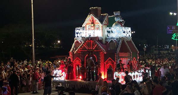 Parada de Natal acontece na avenida do Parque Ecológico, na altura do Barco (Foto: Patrícia Lisboa/Arquivo/Dropes)