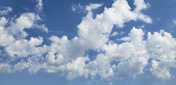 O sol aparece entre muitas nuvens, na manhã desta sexta, em Indaiatuba (Foto: Patrícia Lisboa/Dropes)