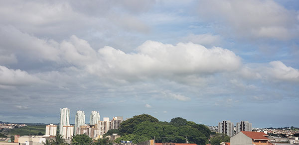 O sol aparece entre muitas nuvens, na manhã desta segunda, em Indaiatuba (Foto: Patrícia Lisboa/Dropes)