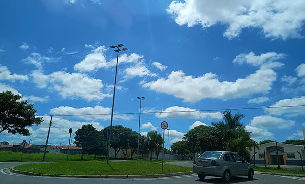 O sol aparece entre muitas nuvens, na manhã desta segunda-feira, em Indaiatuba (Foto: Patrícia Lisboa/Dropes)