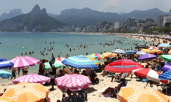 A praia continua o principal atrativo da estação, citada por 54% dos entrevistados (Foto: Tânia Rego/Agência Brasil)