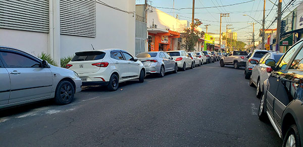 Veículos estacionados na Rua Cerqueira César, no Centro de Indaiatuba, antes do funcionamento experimental da Zona Azul, na semana passada (Foto: Patrícia Lisboa/Dropes)