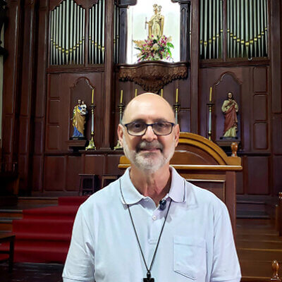 Padre Paulo Crozera em entrevista ao Dropes, nesta quarta-feira, na Igreja Candelária (Foto: Patrícia Lisboa/Dropes)